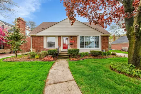 19950 W Emory Crt Ct, Grosse Pointe Woods, MI 48236