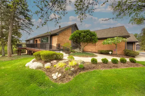 1921 Pine Ridge Ln, Bloomfield Township, MI 48302