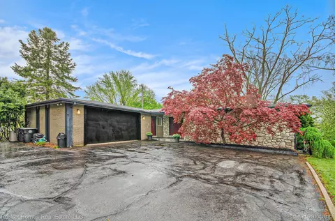17204 Carol St, Livonia, MI 48152