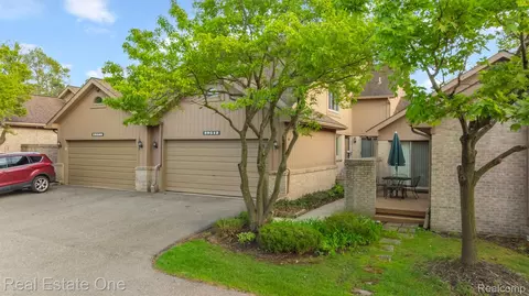 29513 Sierra Pointe Cir, Farmington Hills, MI 48331