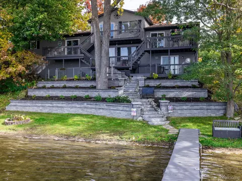 2145 Scott Lake Rd, Waterford, MI 48328