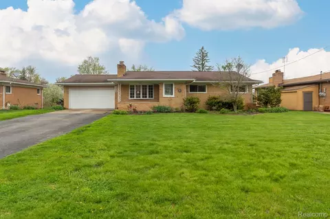 3928 Embarcadero St, Waterford, MI 48329