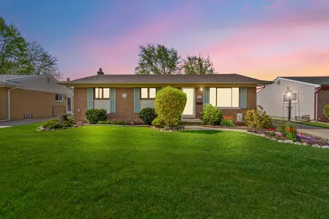 11928 Canterbury Dr, Sterling Heights, MI 48312
