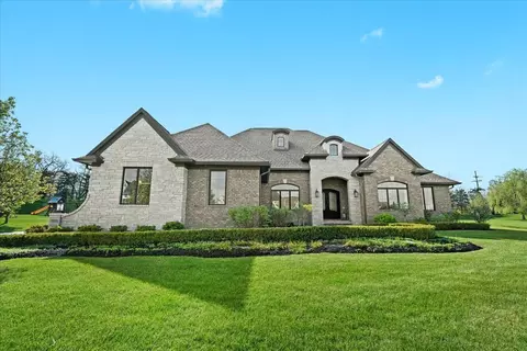 10580 Stoney Point Dr, Green Oak, MI 48178