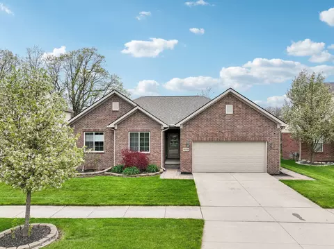 21179 Oak Ridge Dr, Clinton Township, MI 48036