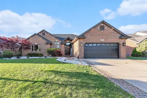 16511 Trailway Dr, Macomb, MI 48042