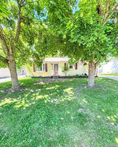 212 Sunnybrooke Dr, Vernon, MI 48476