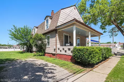 112 S Mckinley Rd, Flushing, MI 48433