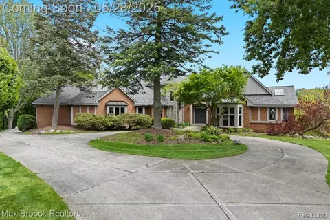 4395 Hickory Crt Ct, West Bloomfield, MI 48323