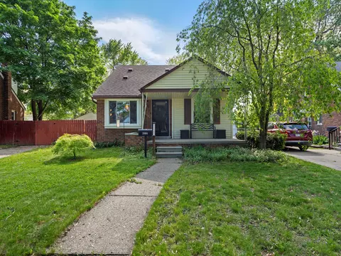 20004 Hunt Club Dr, Harper Woods, MI 48225