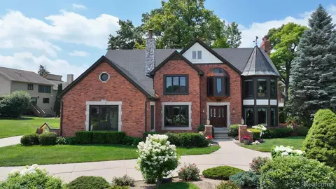 1947 Maplewood Ave, Bloomfield Township, MI 48302