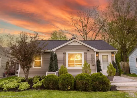 35468 Ellen St, Clinton Township, MI 48035