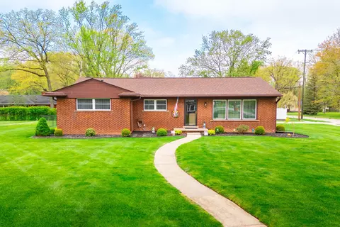 7912 Coventry Ave, Grosse Ile, MI 48138