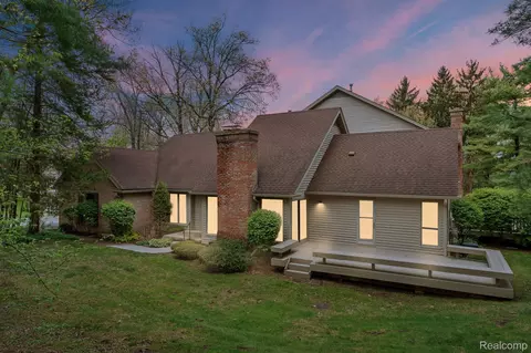 4612 Golf View Dr, Genoa, MI 48116