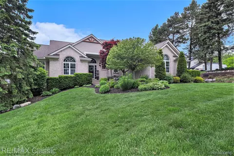30447 Ridge Crt Ct, Lyon, MI 48165