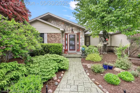 1162 Heights Rd, Orion, MI 48362