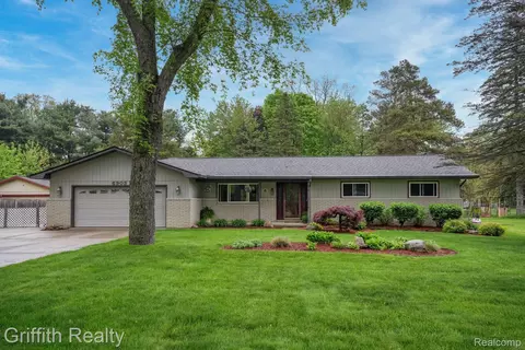 6903 Somerset Dr, Green Oak, MI 48116