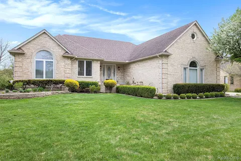 1204 Bradbury Dr, Troy, MI 48098