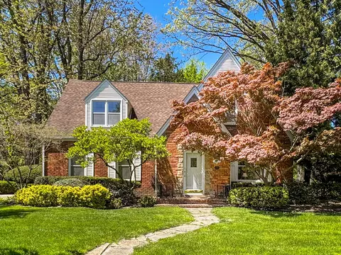 27721 Santa Barbara Dr, Lathrup Village, MI 48076