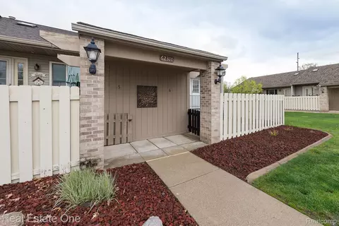 62310 Arlington Circle 6 120 #6, South Lyon, MI 48178