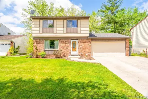 30218 Dover St, Flat Rock, MI 48134