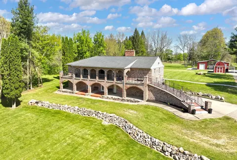 607 Letts Rd, Oakland, MI 48363