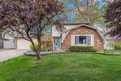 4036 Cypress Dr, Troy, MI 48085