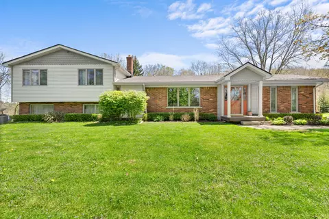 5423 E Sandhill Rd, Almont, MI 48003