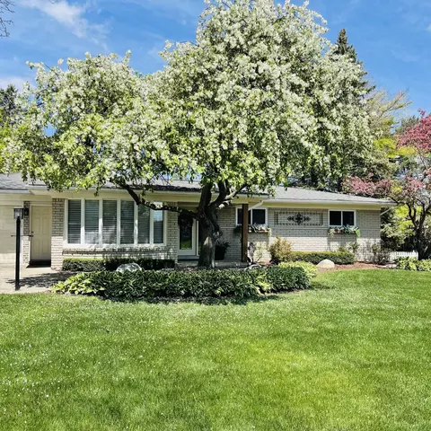 4621 Regency Dr, Shelby Township, MI 48316