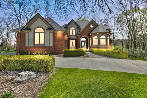 3673 Mountain Laurel Crt Ct, Oakland, MI 48363