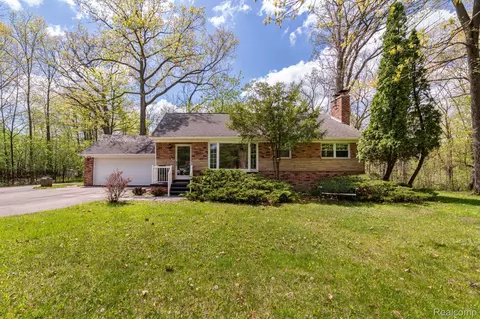 25395 Edgemont Dr NE, Southfield, MI 48033