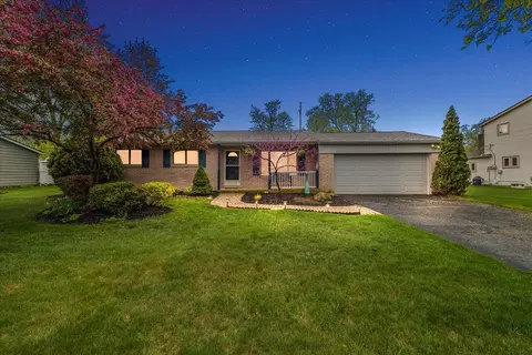 4887 Crestbrook Dr, Waterford, MI 48328