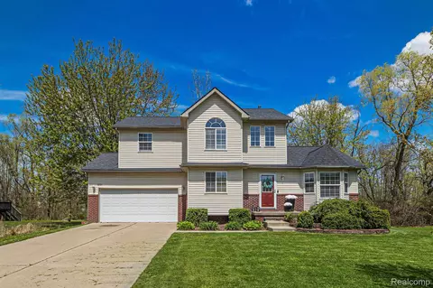 6101 Maple Trl, Grand Blanc, MI 48439