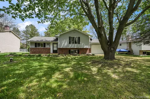 3799 Rohr Rd, Orion, MI 48359