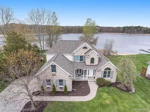 16516 W Horseshoe Trl, Fenton, MI 48451