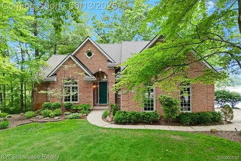 3241 Governors Ln, Commerce, MI 48390