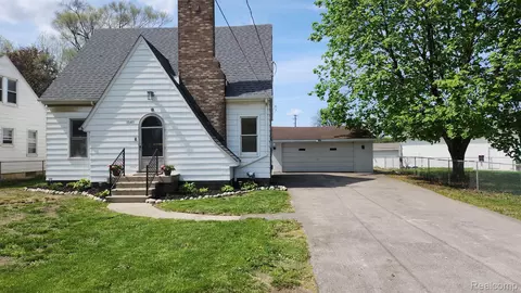 1040 Ronald St, Flint, MI 48507