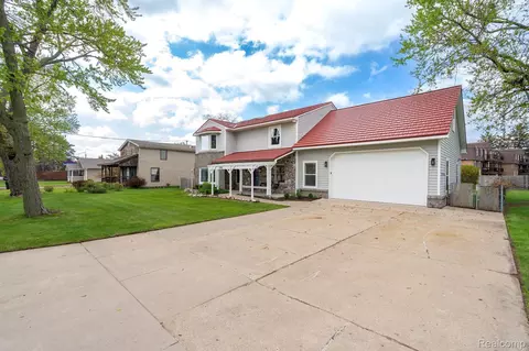 3246 Millwall Ave, Keego Harbor, MI 48320