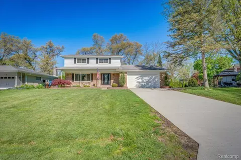 6347 Thorneycroft Dr, Shelby Township, MI 48316