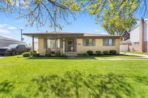 27274 Oakcrest Dr, Brownstown, MI 48183