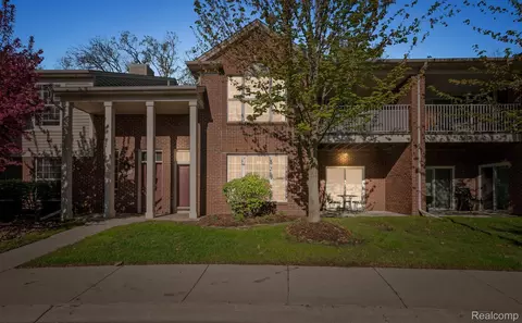 1708 Deepwood Cir, Rochester, MI 48307