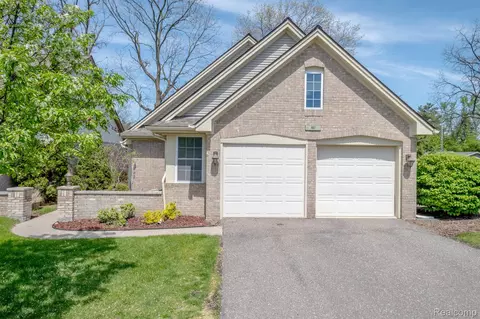 902 Whisperwood Dr, Fenton, MI 48430