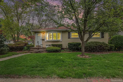 24380 Berry Ave, Warren, MI 48089