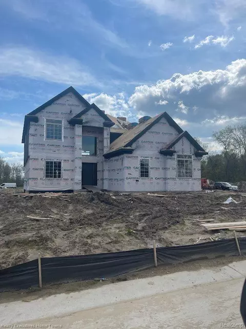 24018 Sawgrass Dr, Macomb, MI 48042