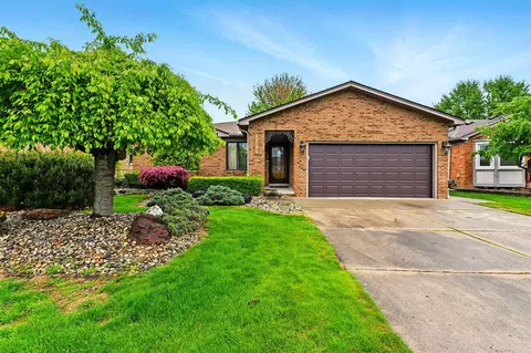 47296 Sanborn Dr, Macomb, MI 48044