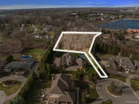 2785 Turtle Lake Dr, Bloomfield, MI 48302
