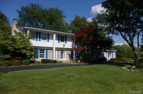 5819 Raven Rd, Bloomfield Township, MI 48301