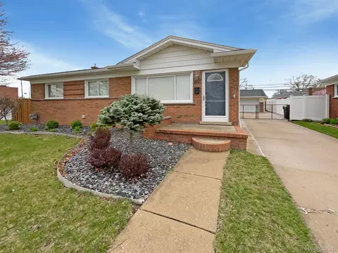 2941 Norwood Dr, Trenton, MI 48183