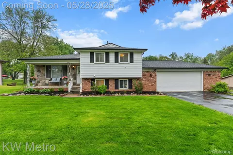 207 Old Perch Rd, Rochester Hills, MI 48309