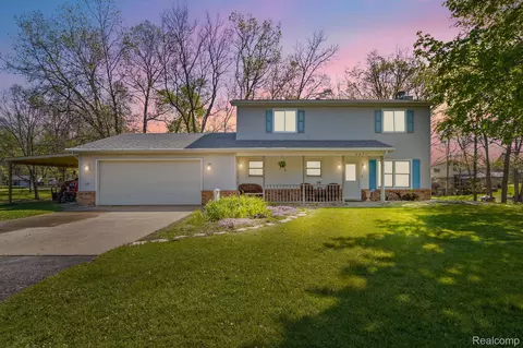 4471 Spring Oaks Ln, Brighton, MI 48114